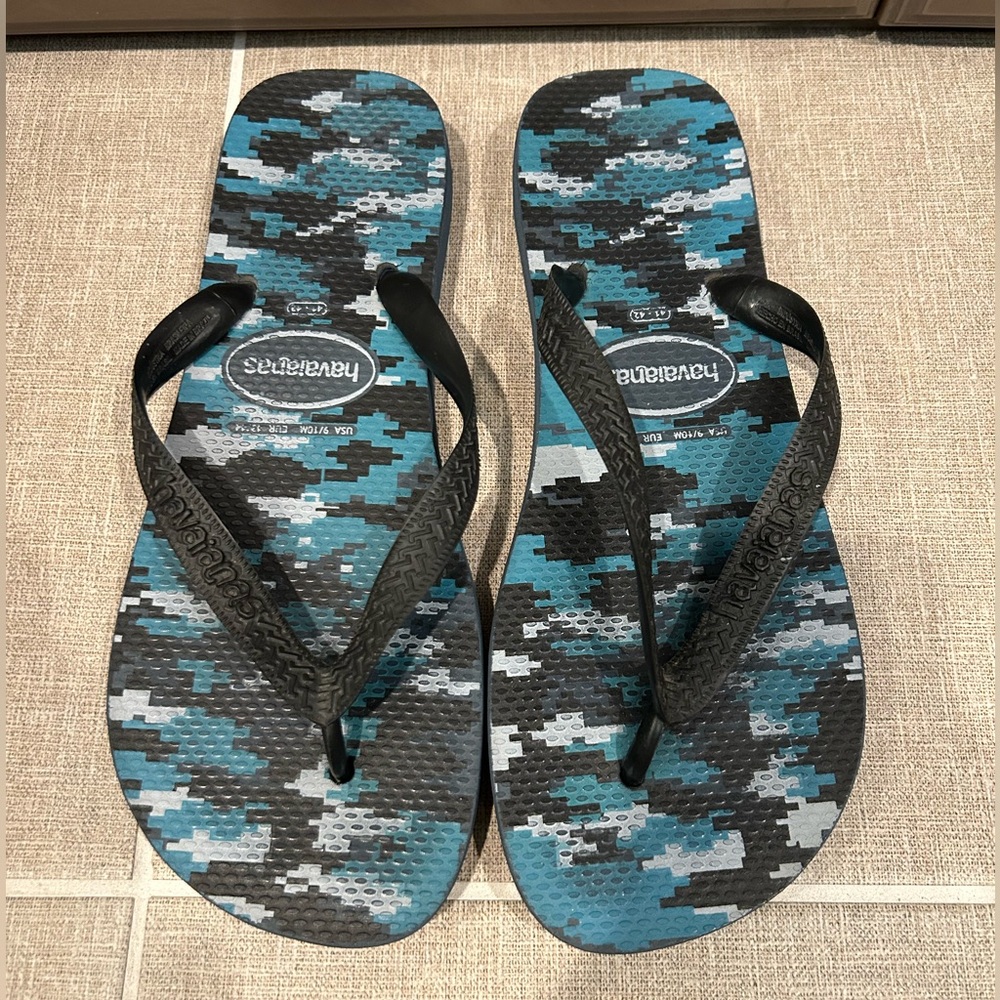 Havaianas Men’s Blue Camo Flip Flops, Size 9/10